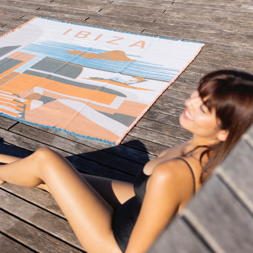 Femme en maillot noir sur ponton en bois