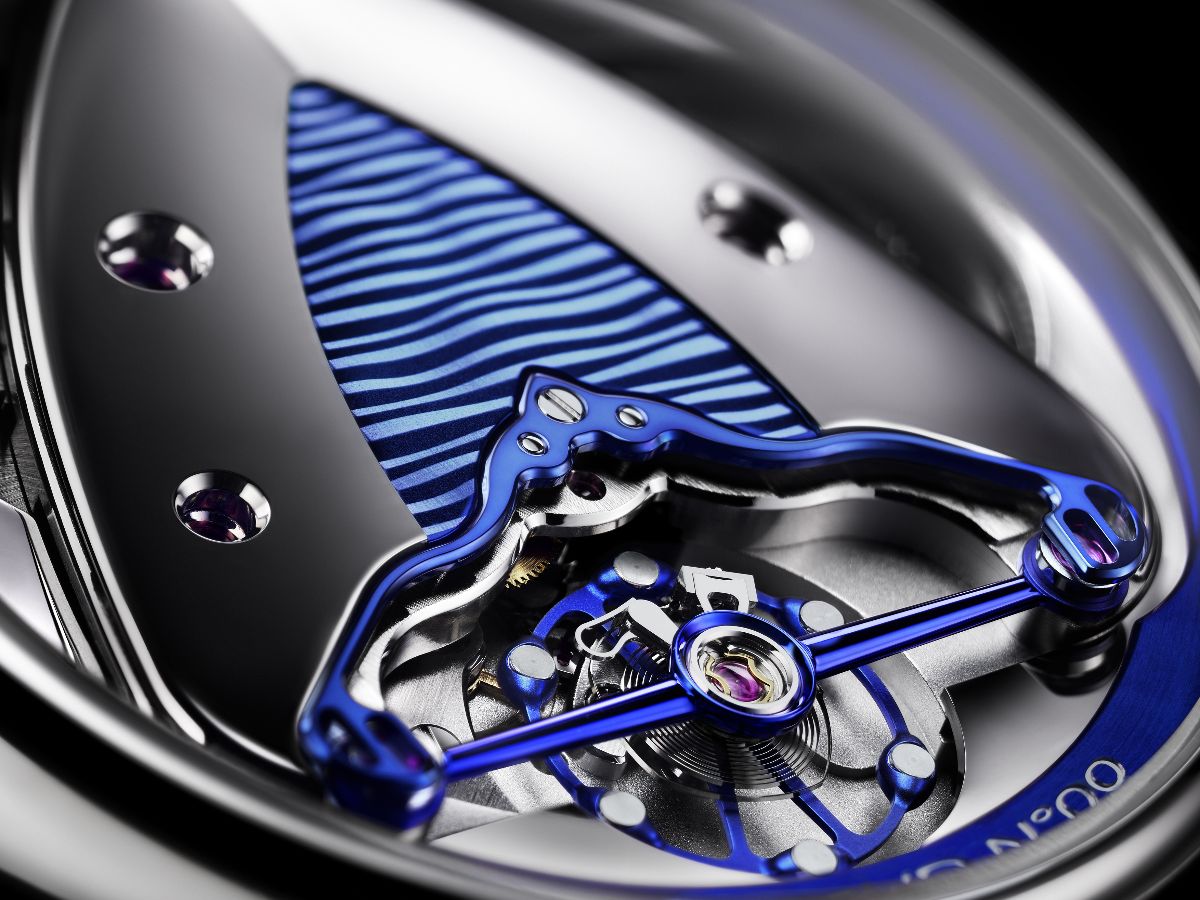 Gros plan sur un tourbillon de montre bleue