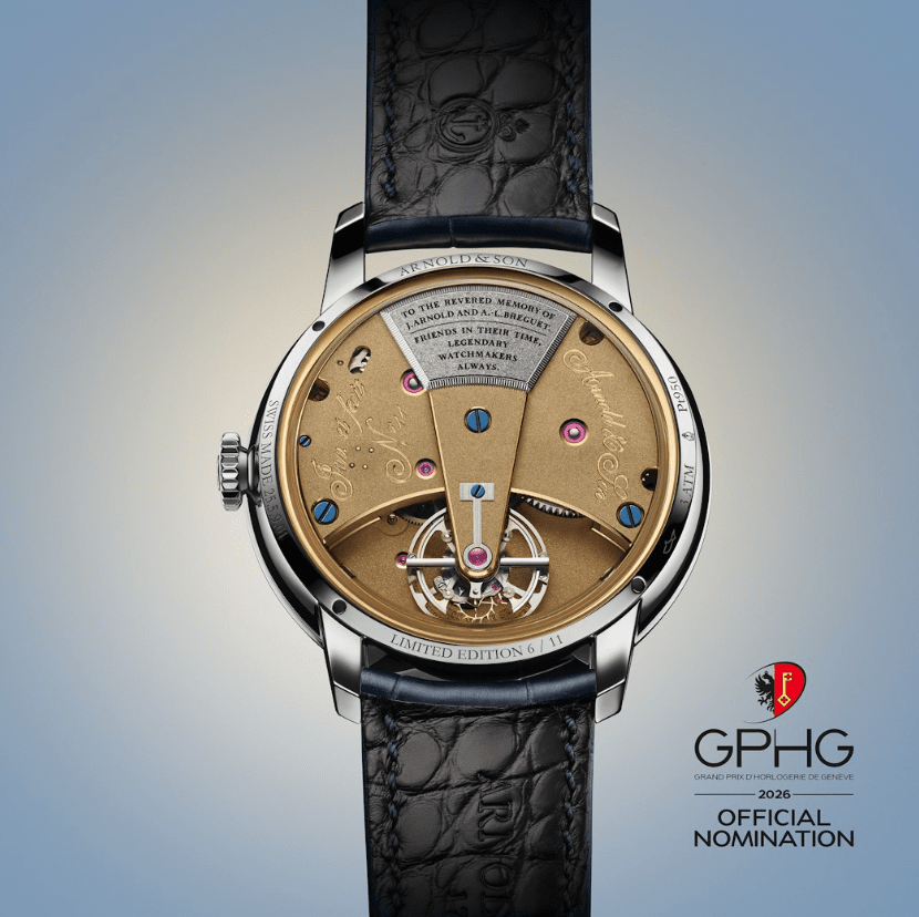 Montre Arnold & Son au dos, mouvement doré apparent.