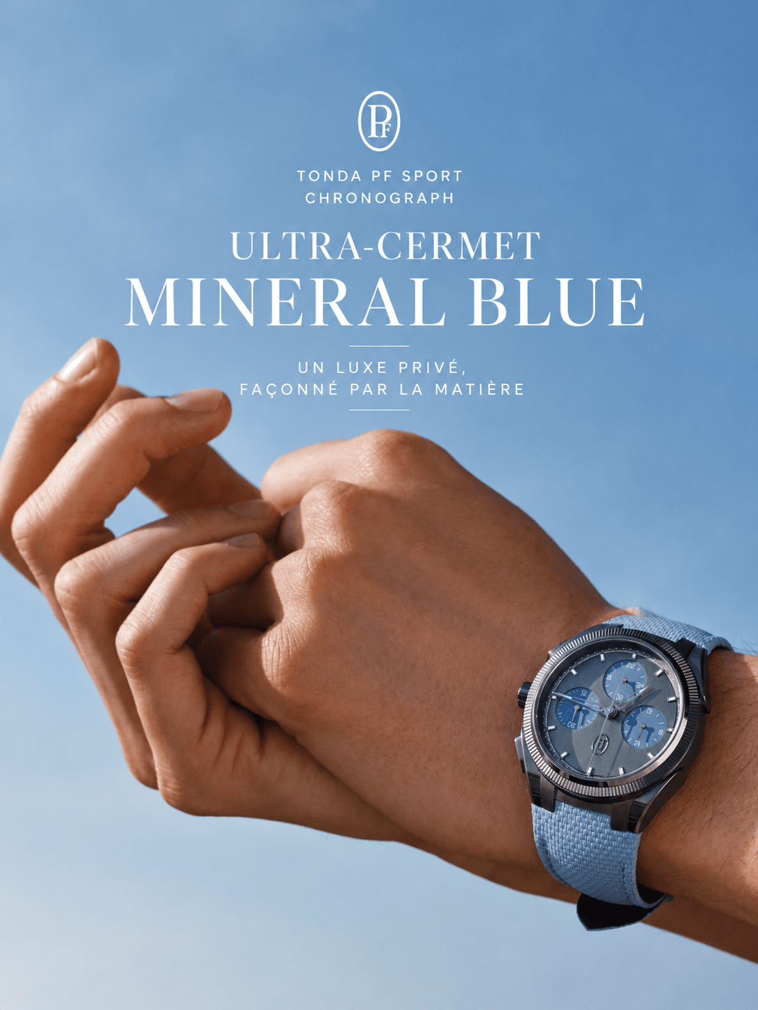 Montre chronographe bleu au poignet, fond ciel