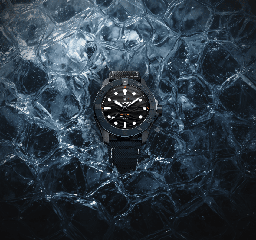 Montre de plongée noire posée sur des glaçons