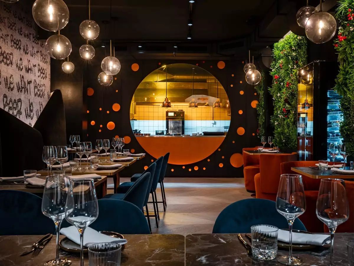 Intérieur moderne de restaurant avec cuisine ouverte