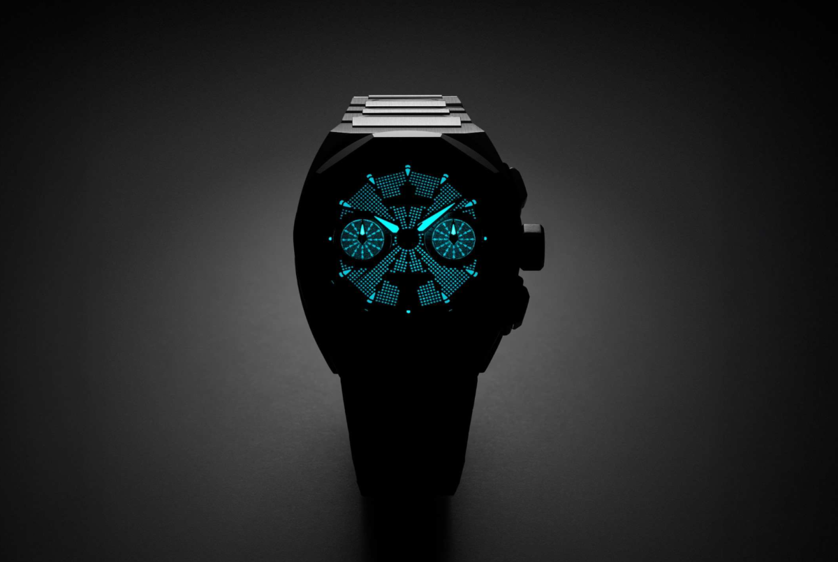 Montre noire futuriste au cadran bleu lumineux