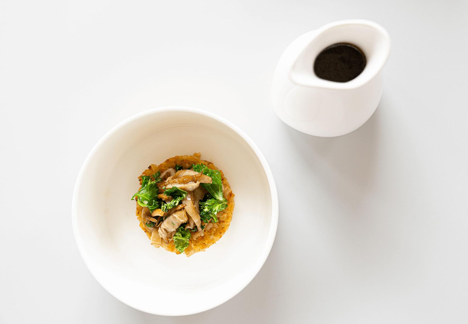Bol de risotto aux champignons et chou kale