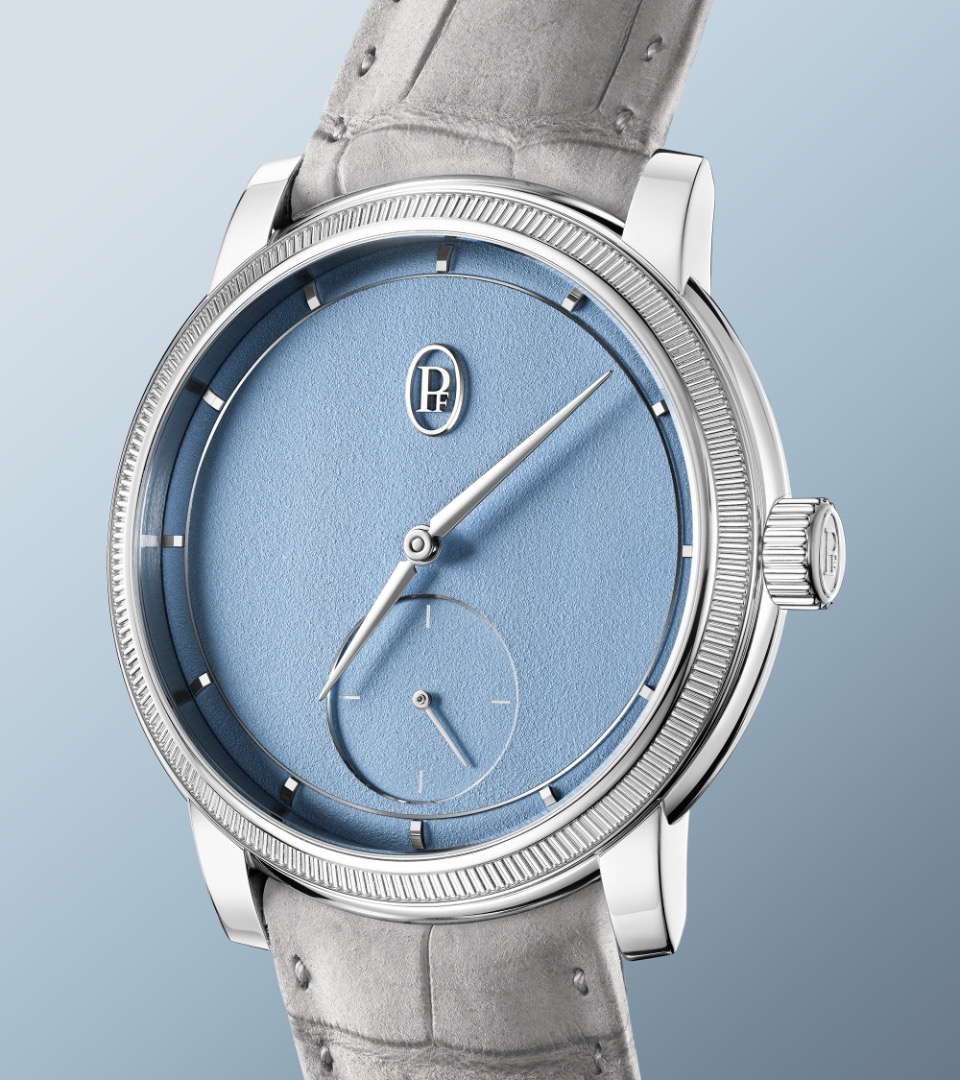 Montre élégante argentée à cadran bleu et bracelet gris