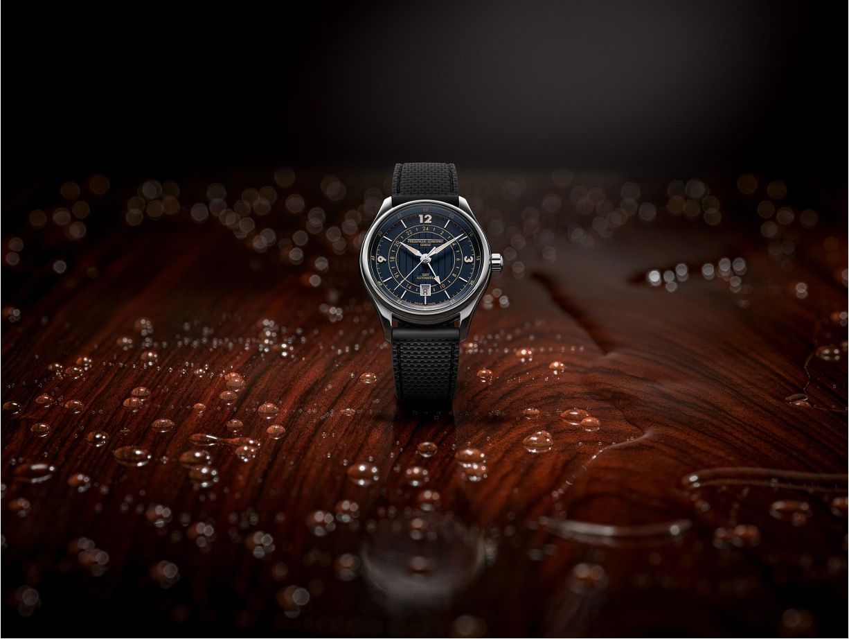 Montre de luxe sur table en bois mouillée