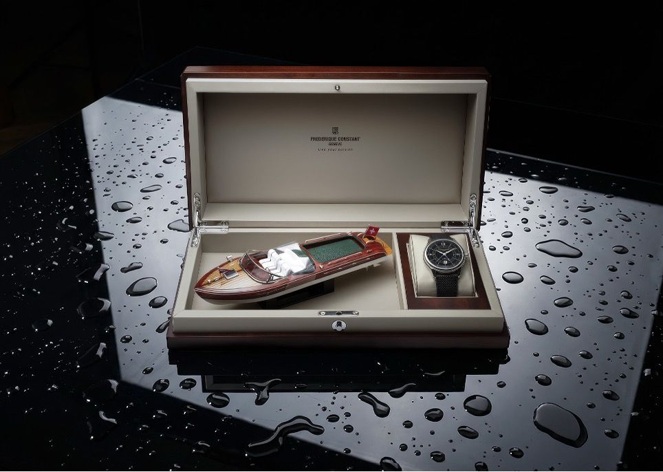 Coffret montre de luxe et bateau miniature