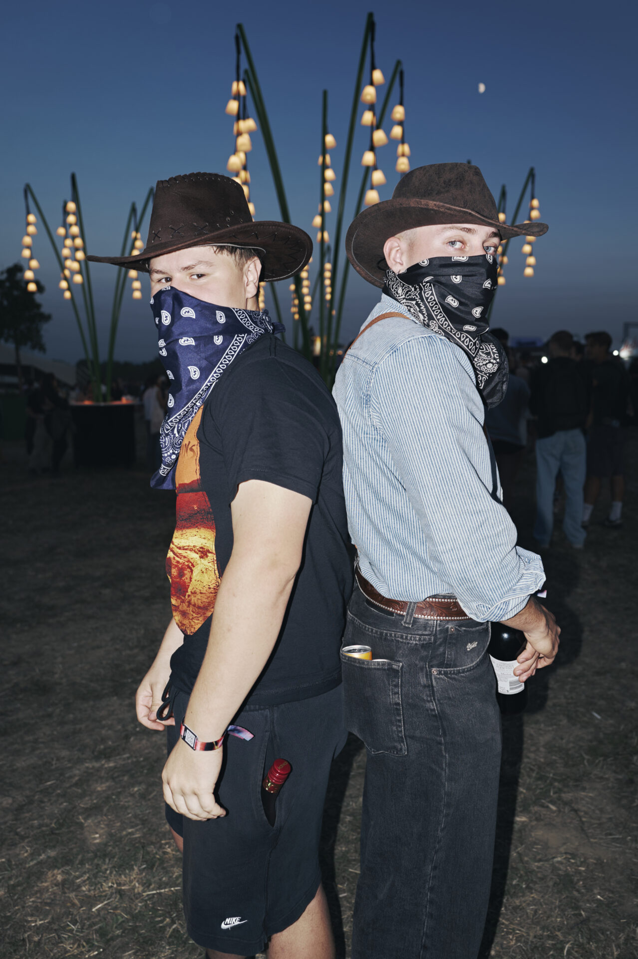 Deux hommes déguisés en cow-boys masqués