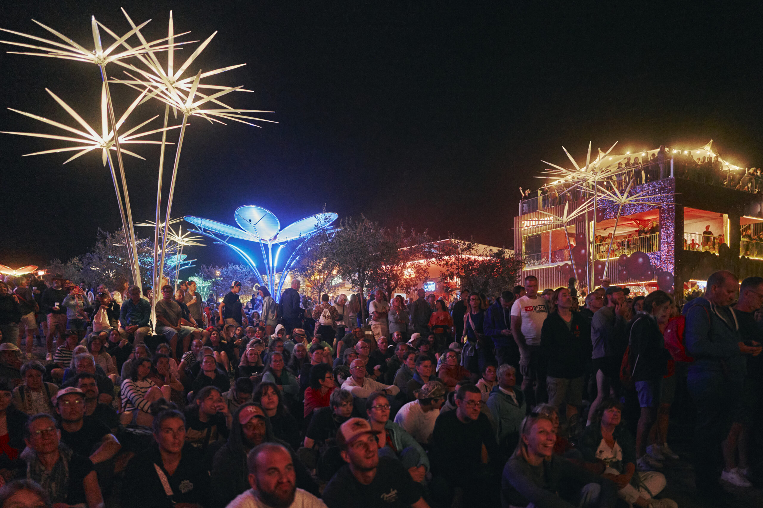 Foule à un festival nocturne illuminé
