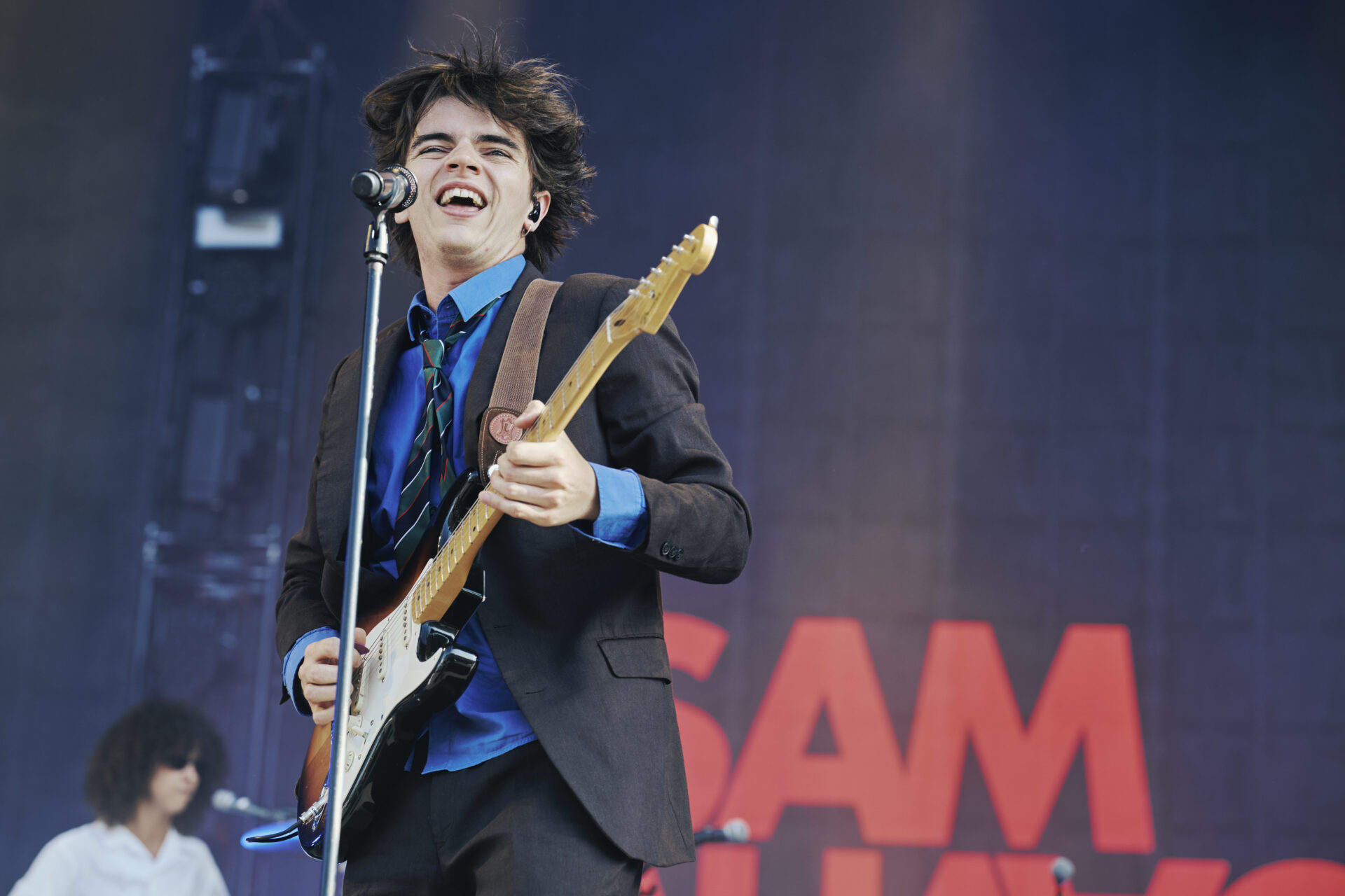 Guitariste chantant sur scène en concert