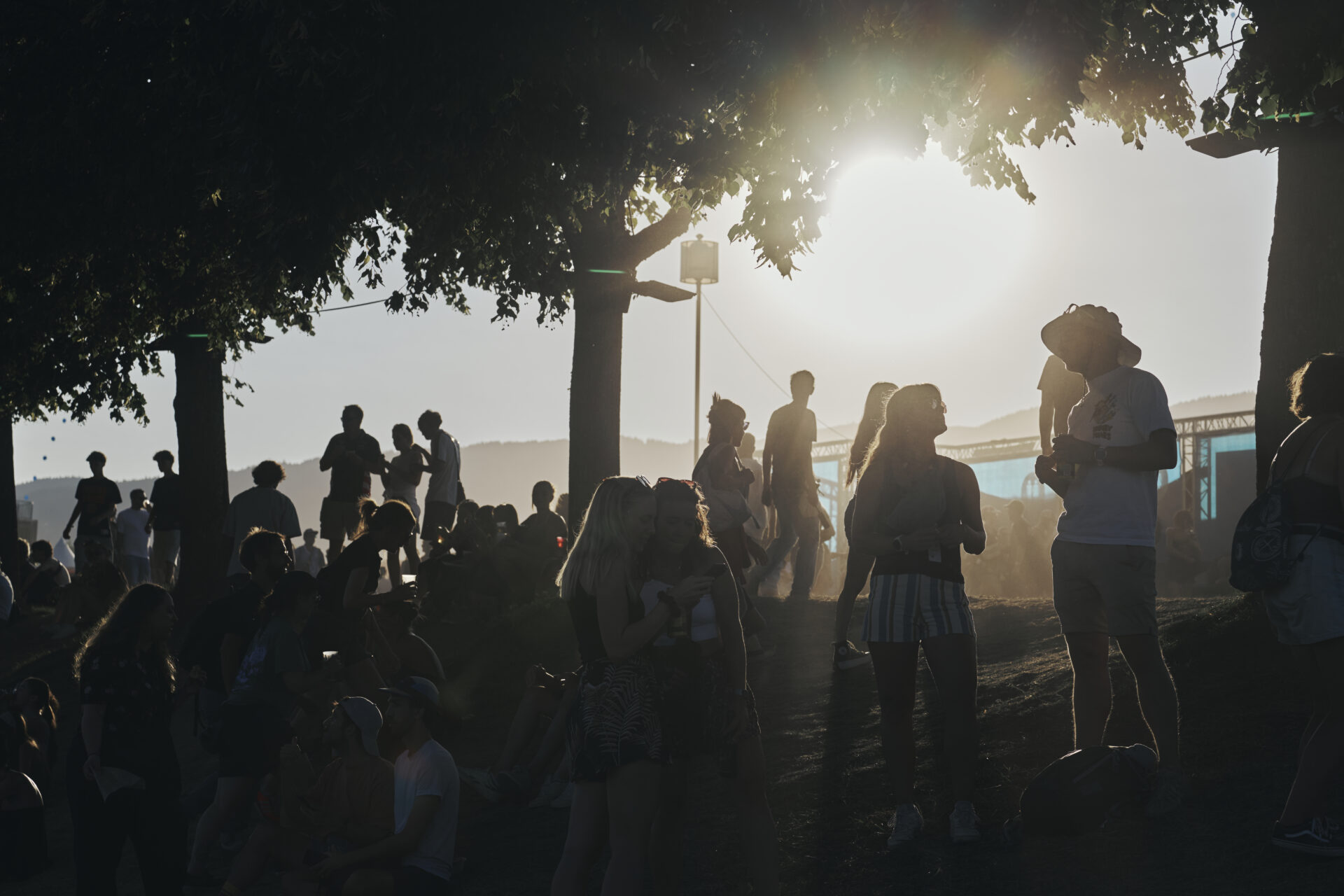 Foule en plein air au coucher du soleil