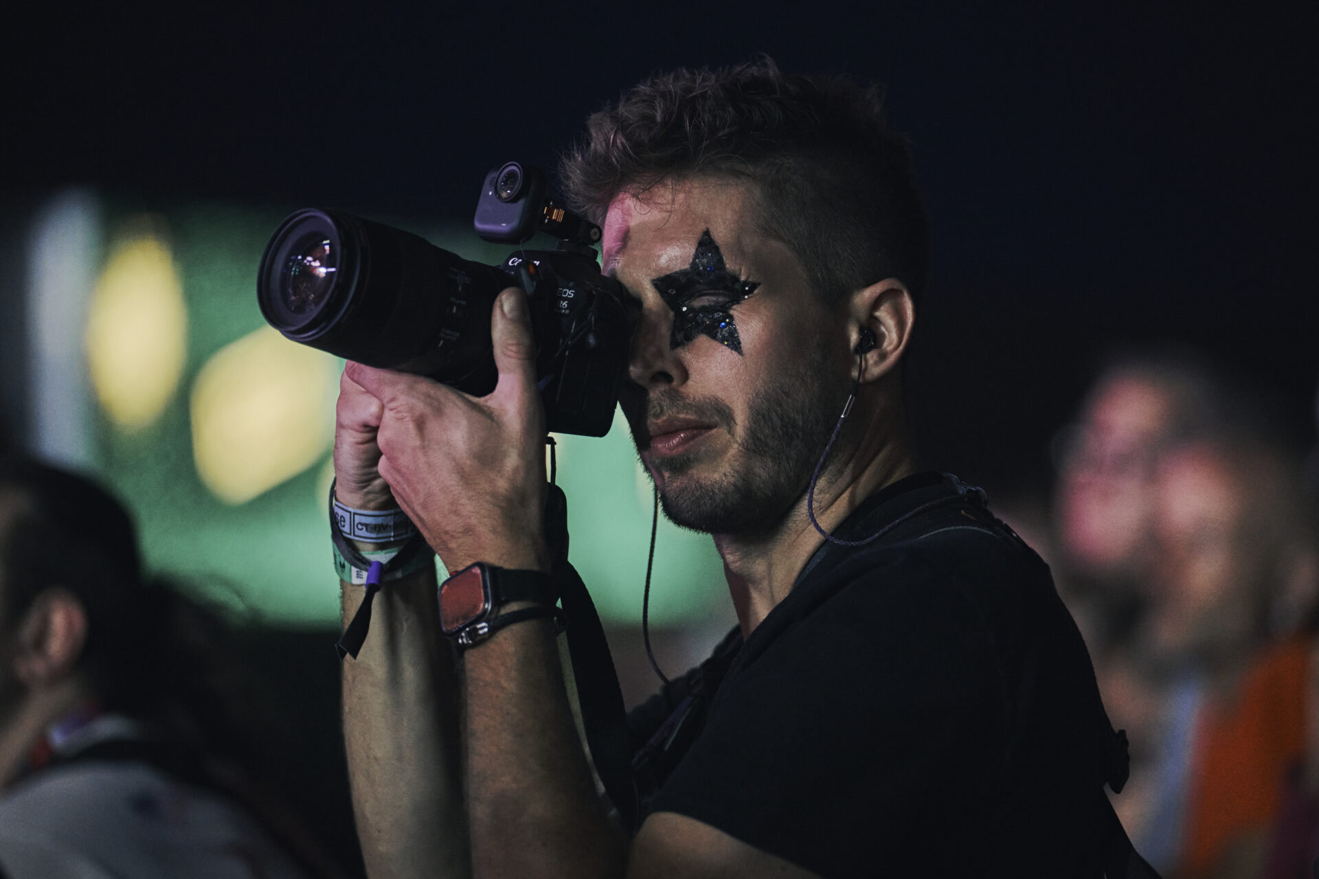 Photographe maquillé d’une étoile noire en action