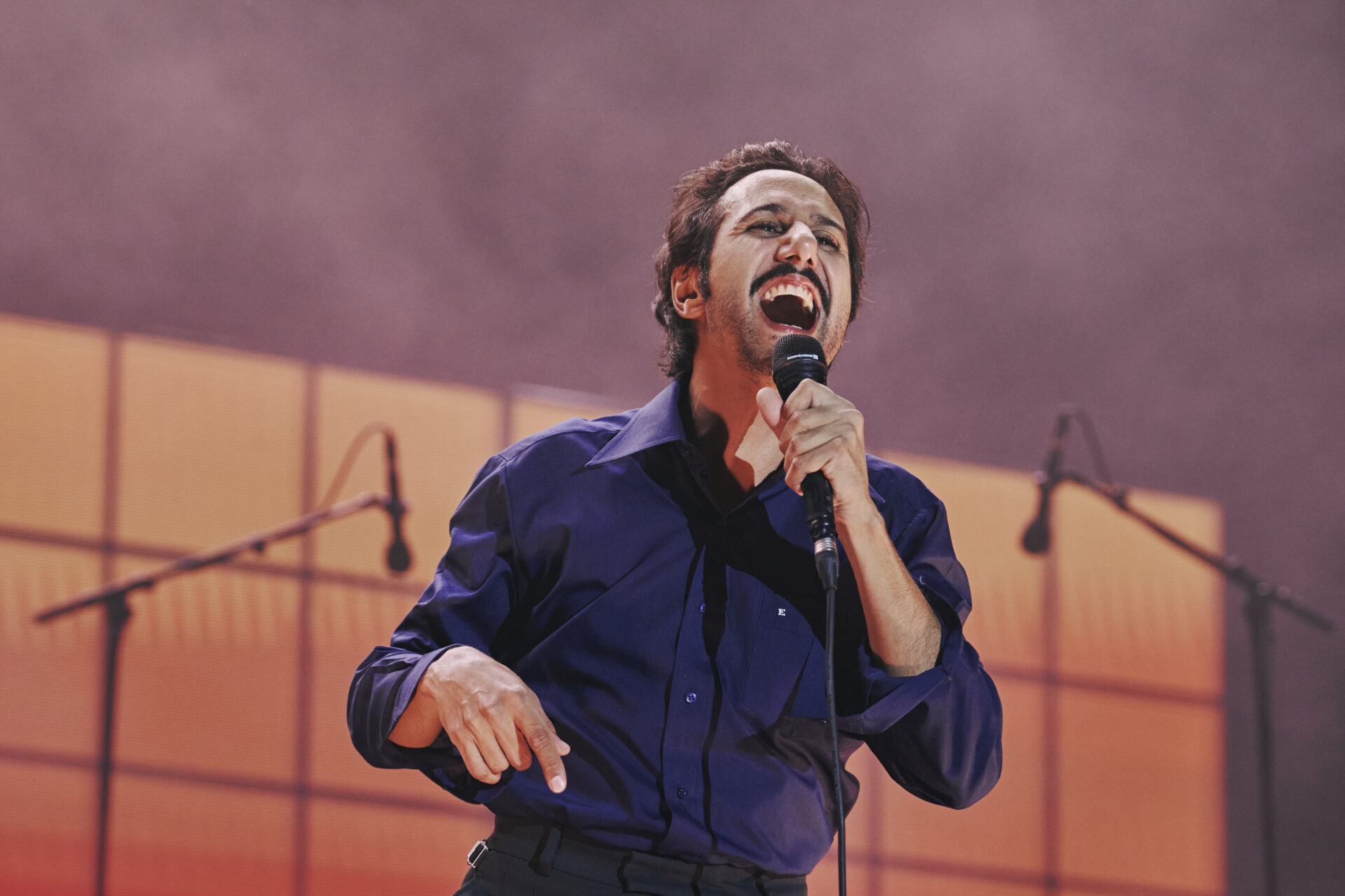Chanteur sur scène tenant un micro