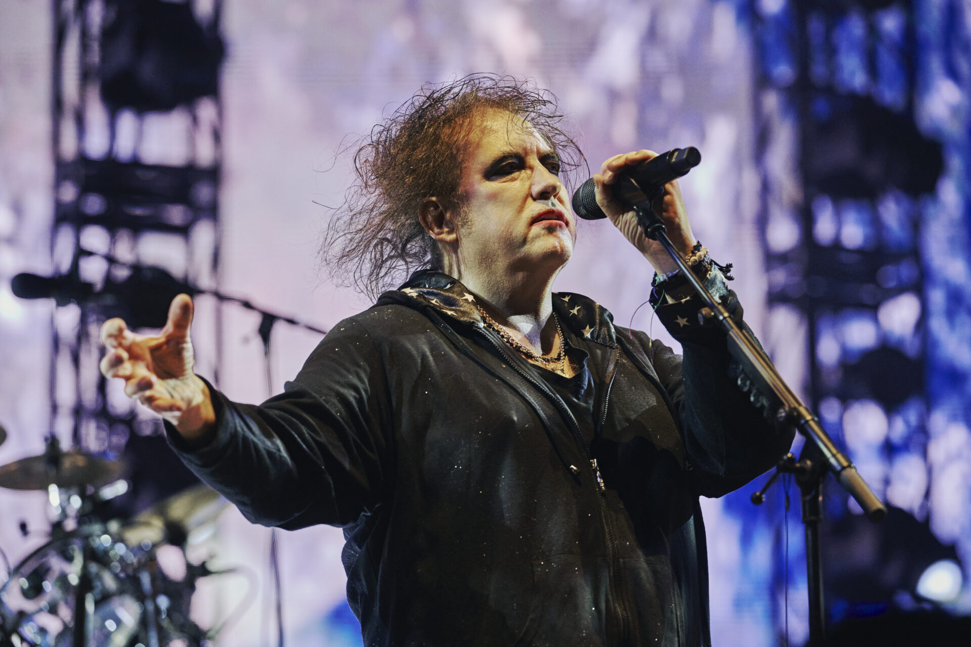 Chanteur maquillé sur scène en concert