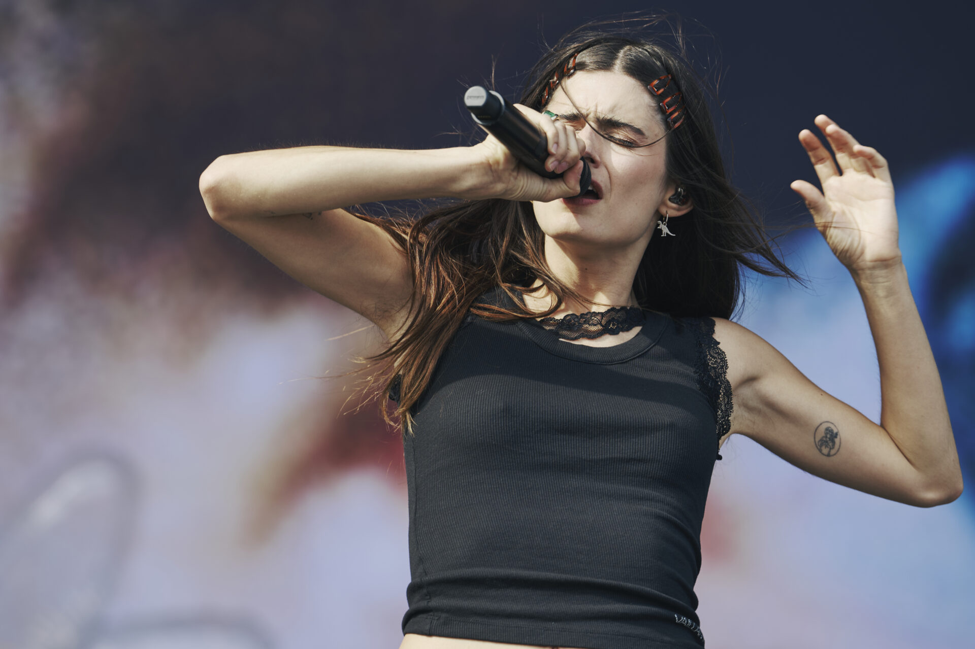 Chanteuse sur scène chantant au micro