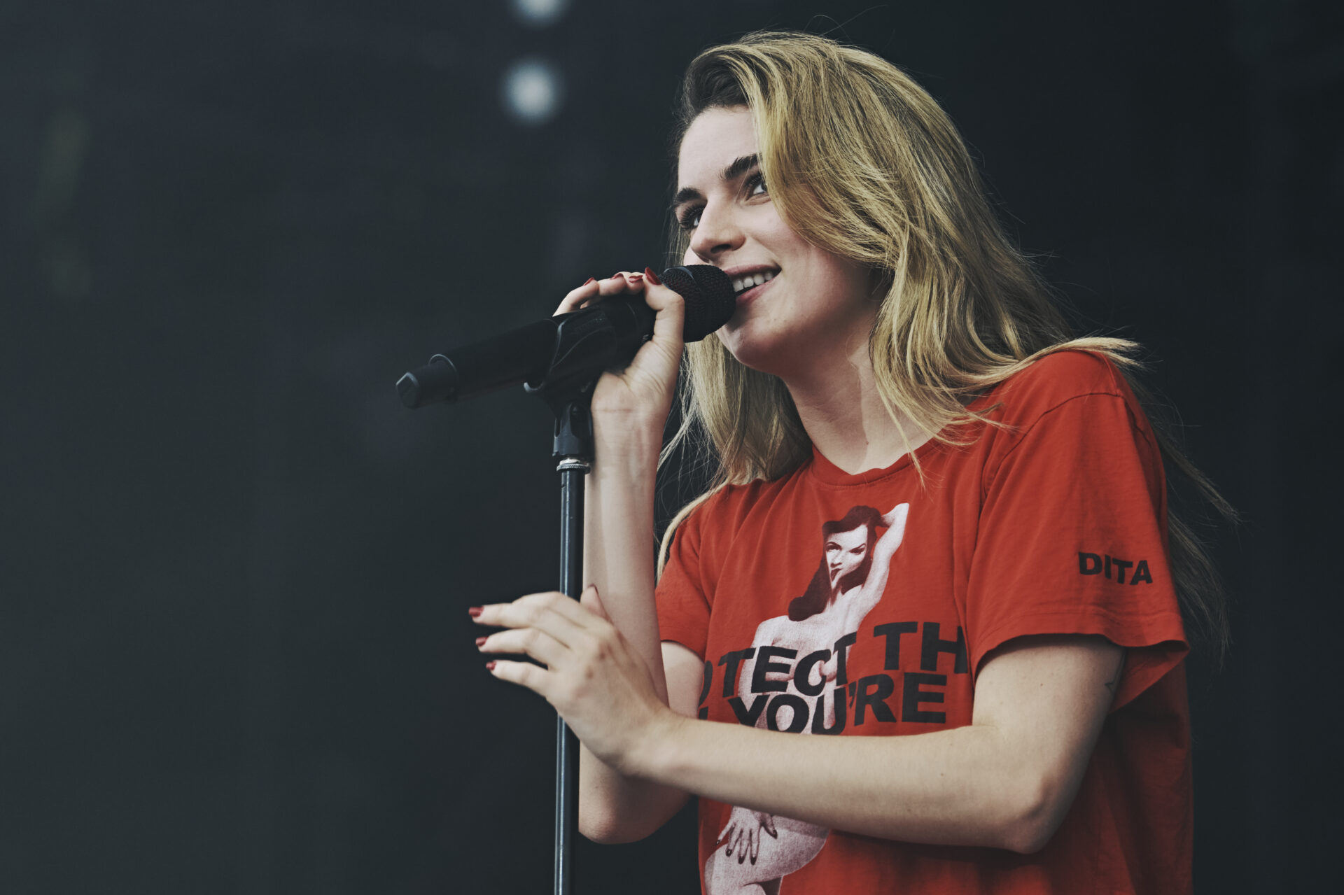 Chanteuse sur scène tenant un micro
