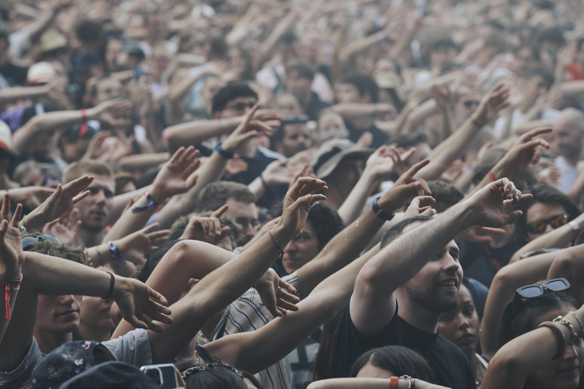 Foule levant les mains lors d’un concert