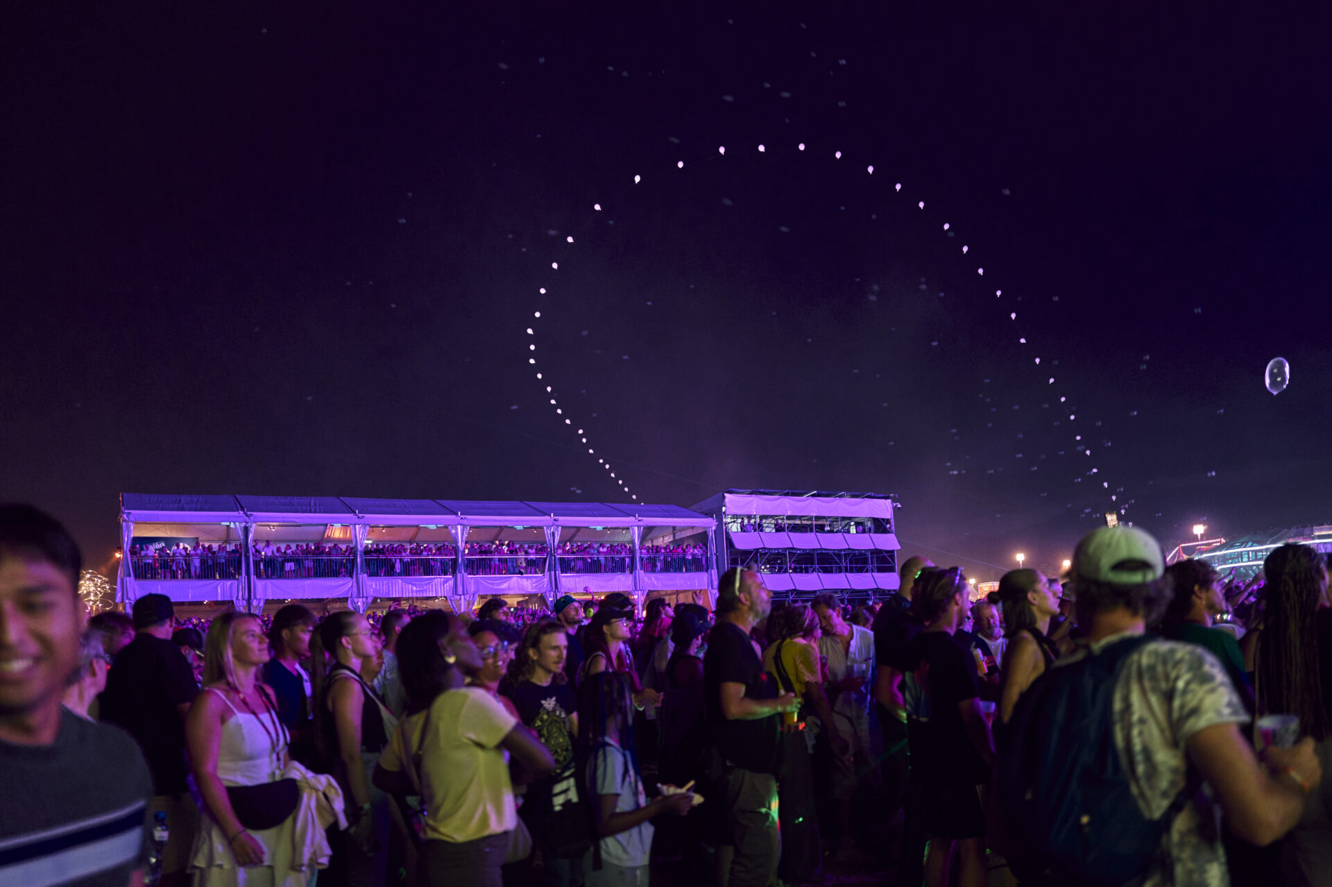 Foule de festival nocturne sous lumières violettes