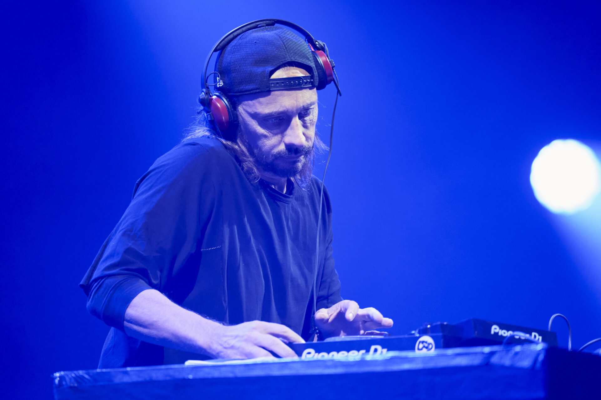 DJ mixant sur scène sous lumières bleues