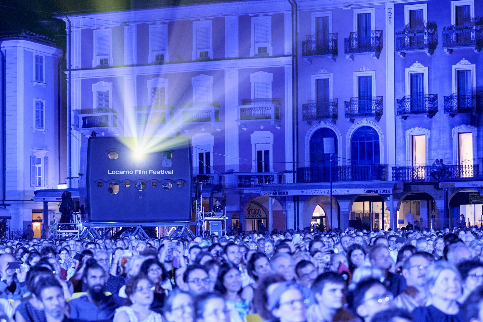 Foule nocturne au Festival du film de Locarno