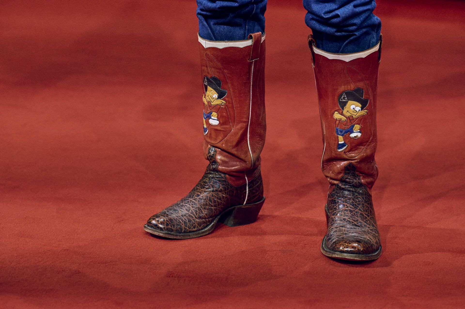 Deux personnes en bottes de cowboy sur tapis rouge