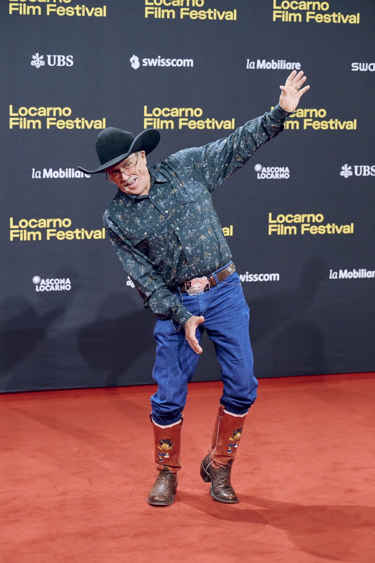 Homme souriant au Festival du film de Locarno