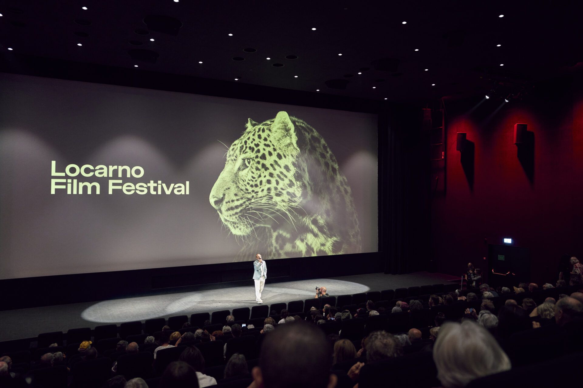 Public face à une scène de festival de cinéma