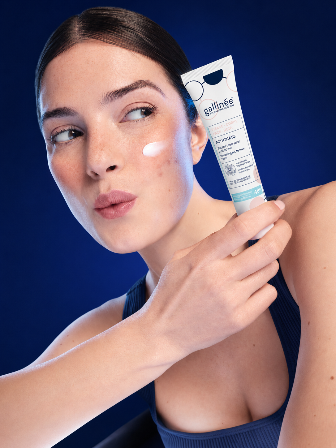 Femme appliquant une crème visage réparatrice