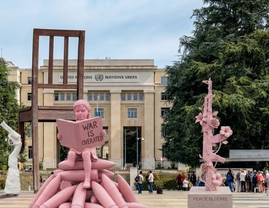 Statue rose fillette lisant devant siège ONU Genève