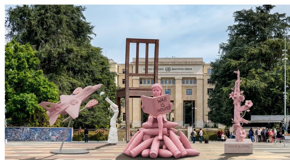 Sculpture enfant rose devant Palais des Nations Genève