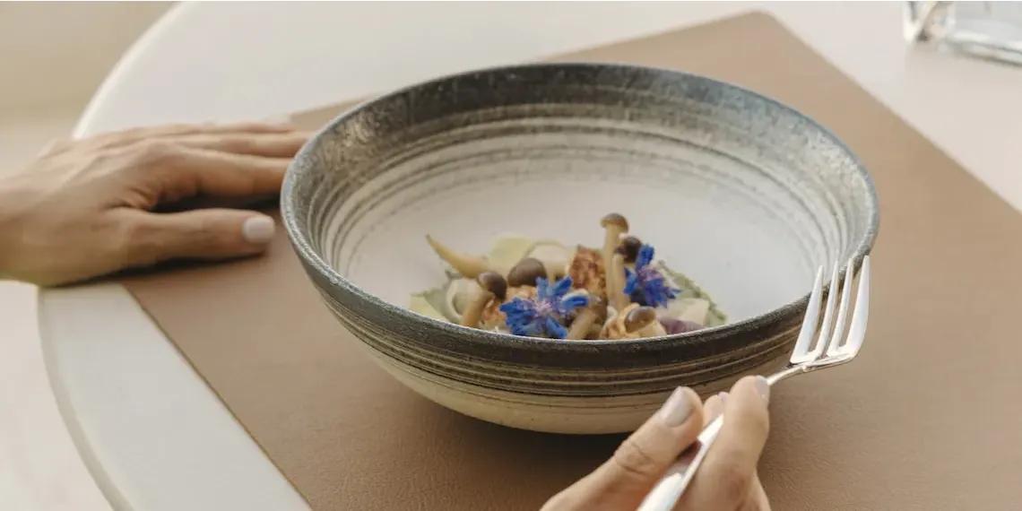 Bol de pâtes aux champignons et fleurs bleues