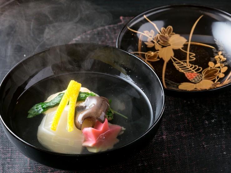 Soupe japonaise raffinée au mochi fumant